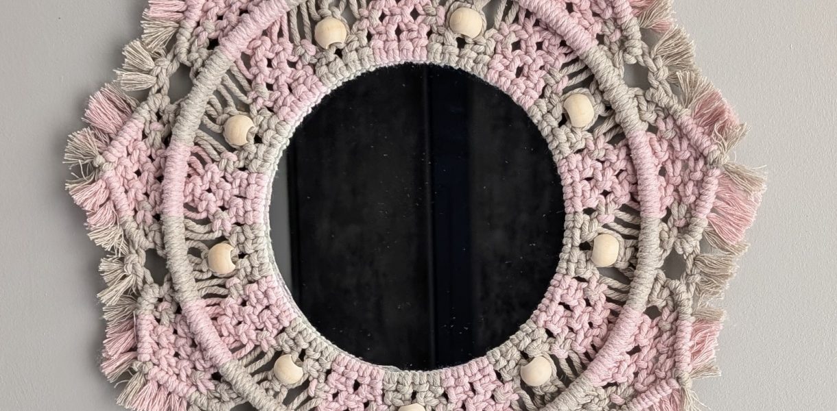 Le miroir en macramé , avec ses motifs complexes et sa texture douce, apporte une chaleur et une authenticité inégalées à votre intérieur. C'est l'accessoire idéal pour insuffler une touche bohème et naturelle à n'importe quelle pièce, du salon à la chambre à coucher.