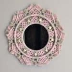 Le miroir en macramé , avec ses motifs complexes et sa texture douce, apporte une chaleur et une authenticité inégalées à votre intérieur. C'est l'accessoire idéal pour insuffler une touche bohème et naturelle à n'importe quelle pièce, du salon à la chambre à coucher.
