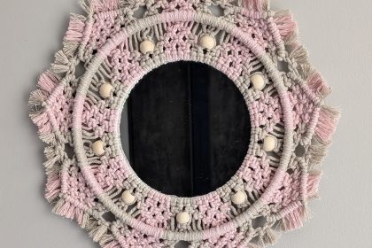 Le miroir en macramé , avec ses motifs complexes et sa texture douce, apporte une chaleur et une authenticité inégalées à votre intérieur. C'est l'accessoire idéal pour insuffler une touche bohème et naturelle à n'importe quelle pièce, du salon à la chambre à coucher.