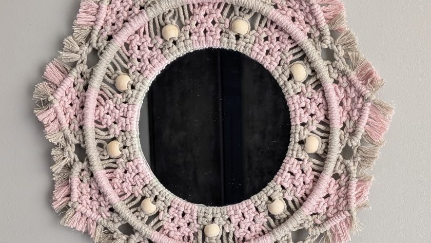 Le miroir en macramé , avec ses motifs complexes et sa texture douce, apporte une chaleur et une authenticité inégalées à votre intérieur. C'est l'accessoire idéal pour insuffler une touche bohème et naturelle à n'importe quelle pièce, du salon à la chambre à coucher.